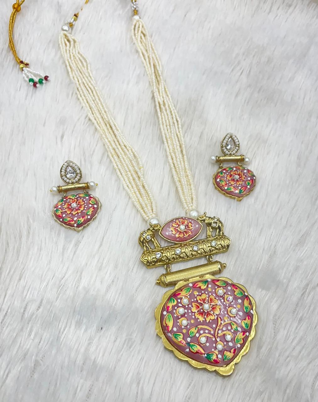 Pearl jewelry with lock